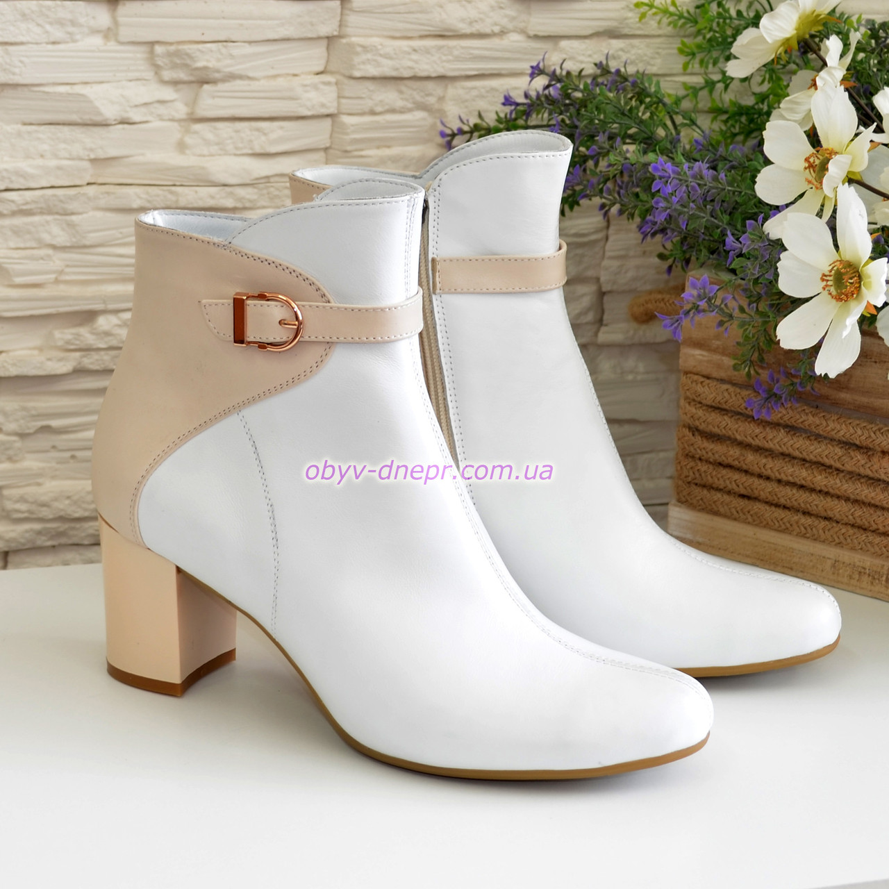 Жіночі шкіряні туфлі на невисокому каблуці, колір білий/бежевий, фото 1