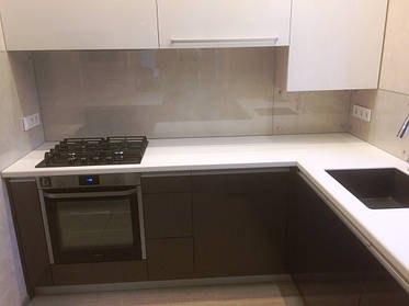 Кухонный фартук из сверхпрозрачного стекла. Установка в г.Каменском Днепропетровской области. 1