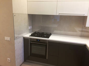 Кухонный фартук из сверхпрозрачного стекла. Установка в г.Каменском Днепропетровской области. 2