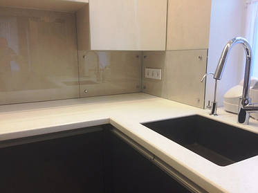 Кухонный фартук из сверхпрозрачного стекла. Установка в г.Каменском Днепропетровской области. 3