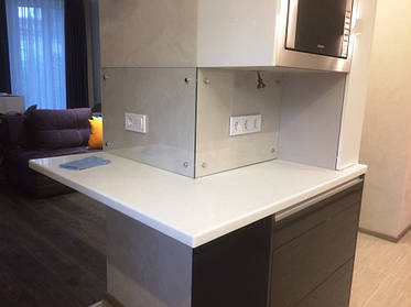 Кухонный фартук из сверхпрозрачного стекла. Установка в г.Каменском Днепропетровской области. 4