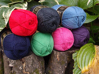 Однотонна шкарпеткова пряжа Opal SOLIDS 6-PLY 75% шерсть суперуош 25% поліамід, 420 м, 150 м