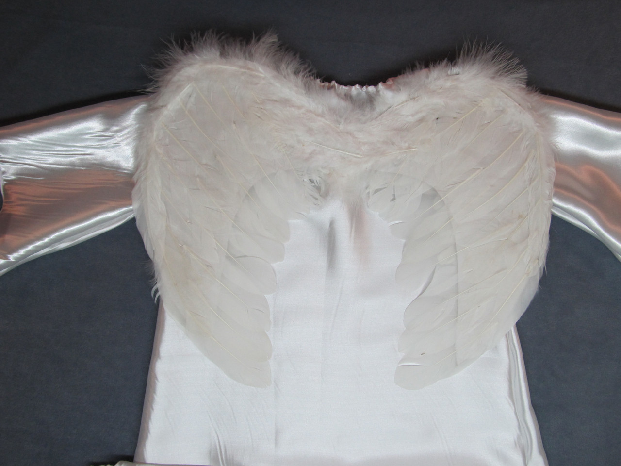 Дитячий новорічний костюм "АНГЕЛОЧЕК".Плаття балахон, крила ангела білі, німб.  Атлас, натуральне перо