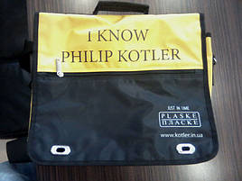 Сумка вийшла ось такою. Клапан закривається на 2 замки. Кишеня на клапані, кольорова гама чорно-жовта.