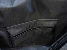 Усередині додаткова кишенька.