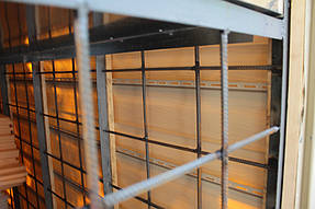 Так выглядит подвальное помещение балкона изнутри. Здесь легко можно хранить инструменты, домашние консервации, лыжи, санки и другие вещи, которые мешают в повседневной жизни.