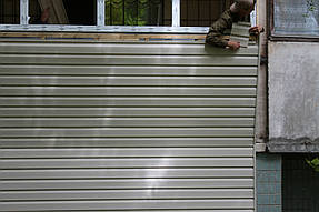 Также сайдинг бывает разных расцветок, поэтому с помощью него вы сможете не только защитить ваш балкон, но и украсить. Плюс он выдерживает резкие перепады температуры, что особенно актуально в нашей стране.