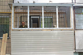 Для остекления был выбран украинский профиль ALMplast. Этот профиль является отличным сочетанием цены и качества, и ни в чём не уступает своим немецким аналогам.