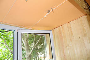 Деревянная вагонка отлично будет смотреться на любом балконе, придаст ему атмосферу тепла и уюта.