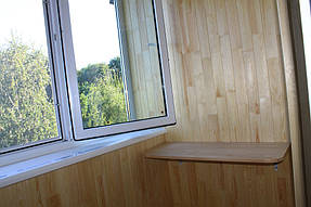 На балконе с одной стороны была установлена удобная и многофункциональная столешница с одной стороны.