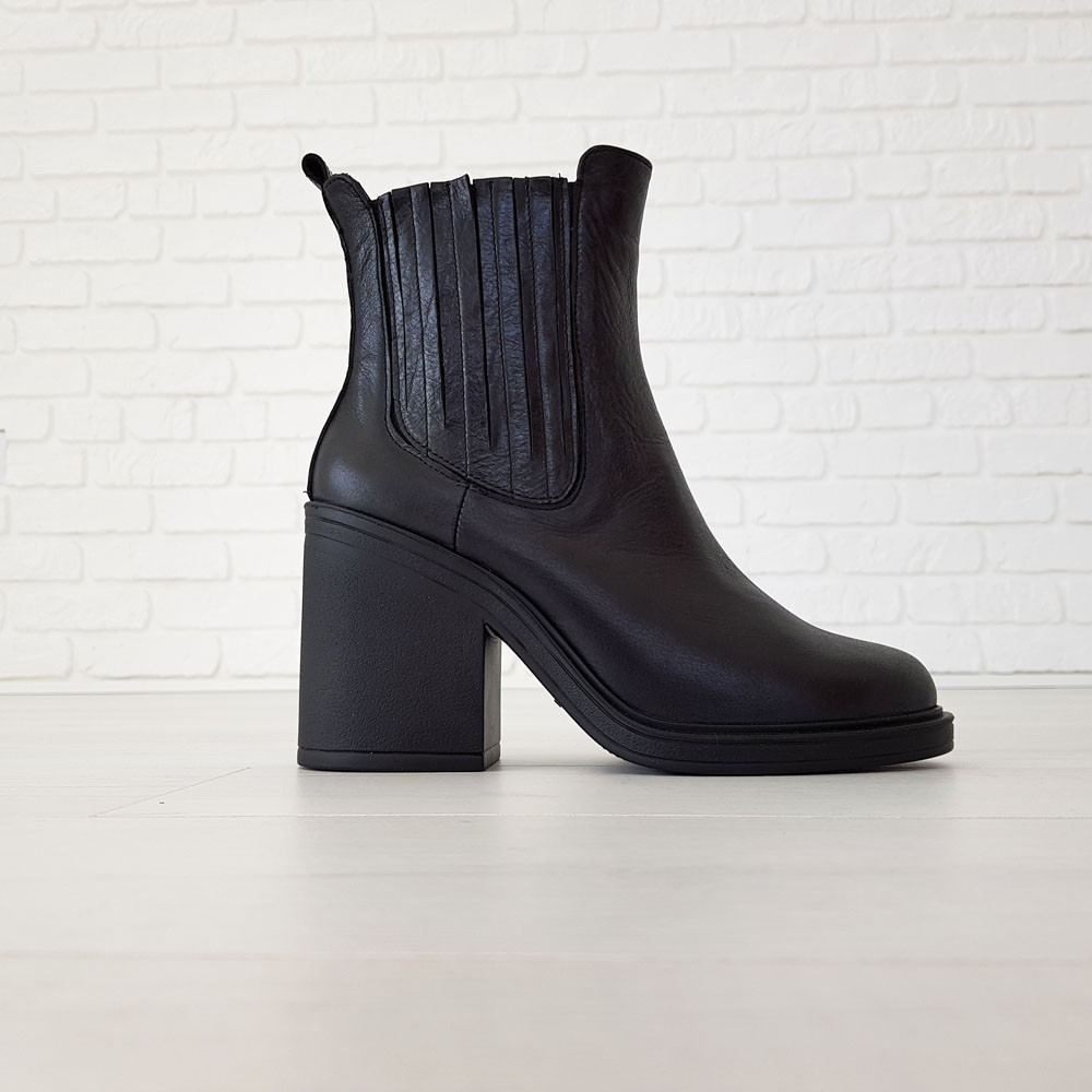 Шкіряні черевики жіночі 39 розмір Woman's heel  чорні на широкому стійкому каблуці