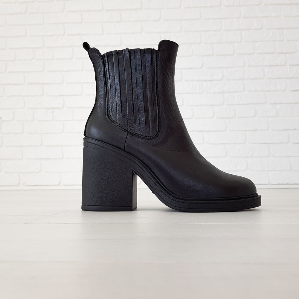Кожаные ботинки Woman's heel 39 размер для женщин черные на широком устойчивом каблуке - фото 1 - id-p756009855