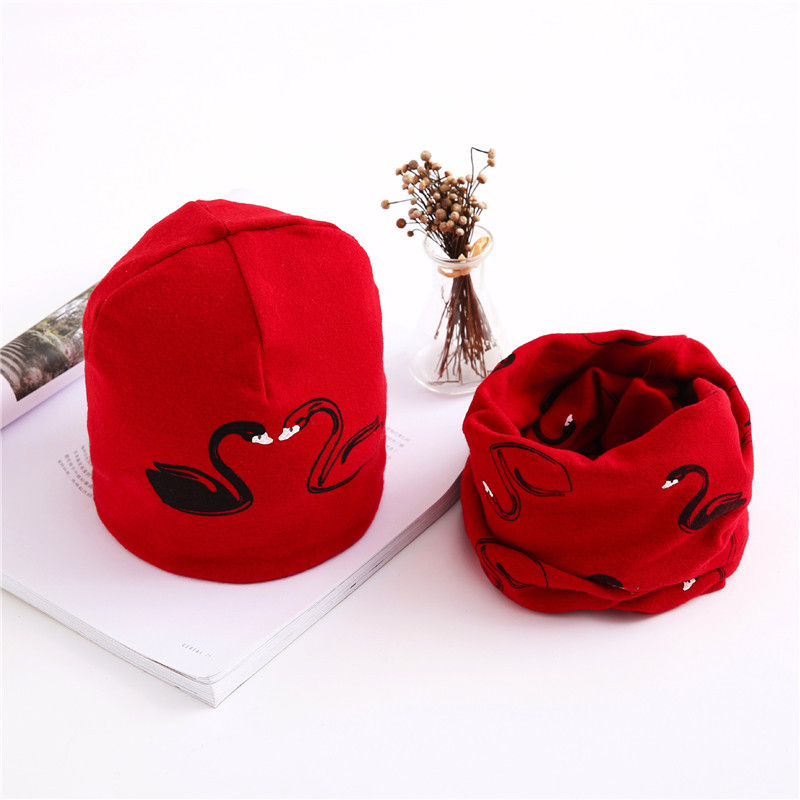 Комплект шапка і хомут з лебедями дитячий червоний