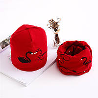 Комплект шапка и хомут с лебедями детский красный