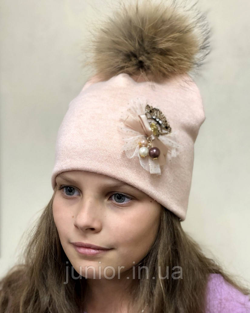 Зимова шапка для дівчинки з хутряним помпоном.