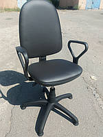 Кресло офисное б/у. Модель с стопками. Кож.зам Цвет:черный.