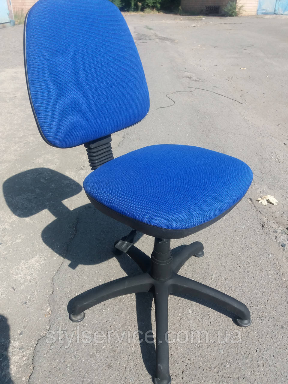 Кресло офисное б/у. Модель Регал+ стопки. Цвет:синий - фото 1 - id-p756644801
