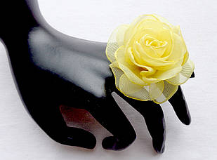 Кільце з квіткою з тканини ручної роботи "Роза Чайна Жовта"