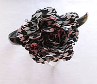 Обруч черный для волос с цветком ручной работы текстиль "Гвоздика гусиная лапка"