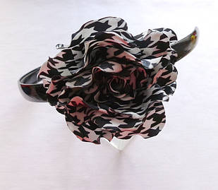 Обруч чорний для волосся з квіткою ручної роботи текстиль "Гвоздика гусяча лапка"