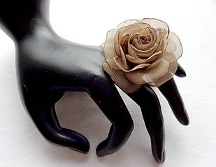 Кільце з квіткою з тканини ручної роботи "Троянда чайна шоколадна"
