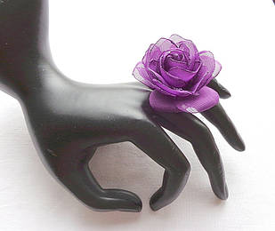 Кільце з квіткою з тканини ручної роботи "Троянда чайна фіолетова"