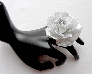 Кільце з квіткою з тканини ручної роботи "Біла срібляста троянда"