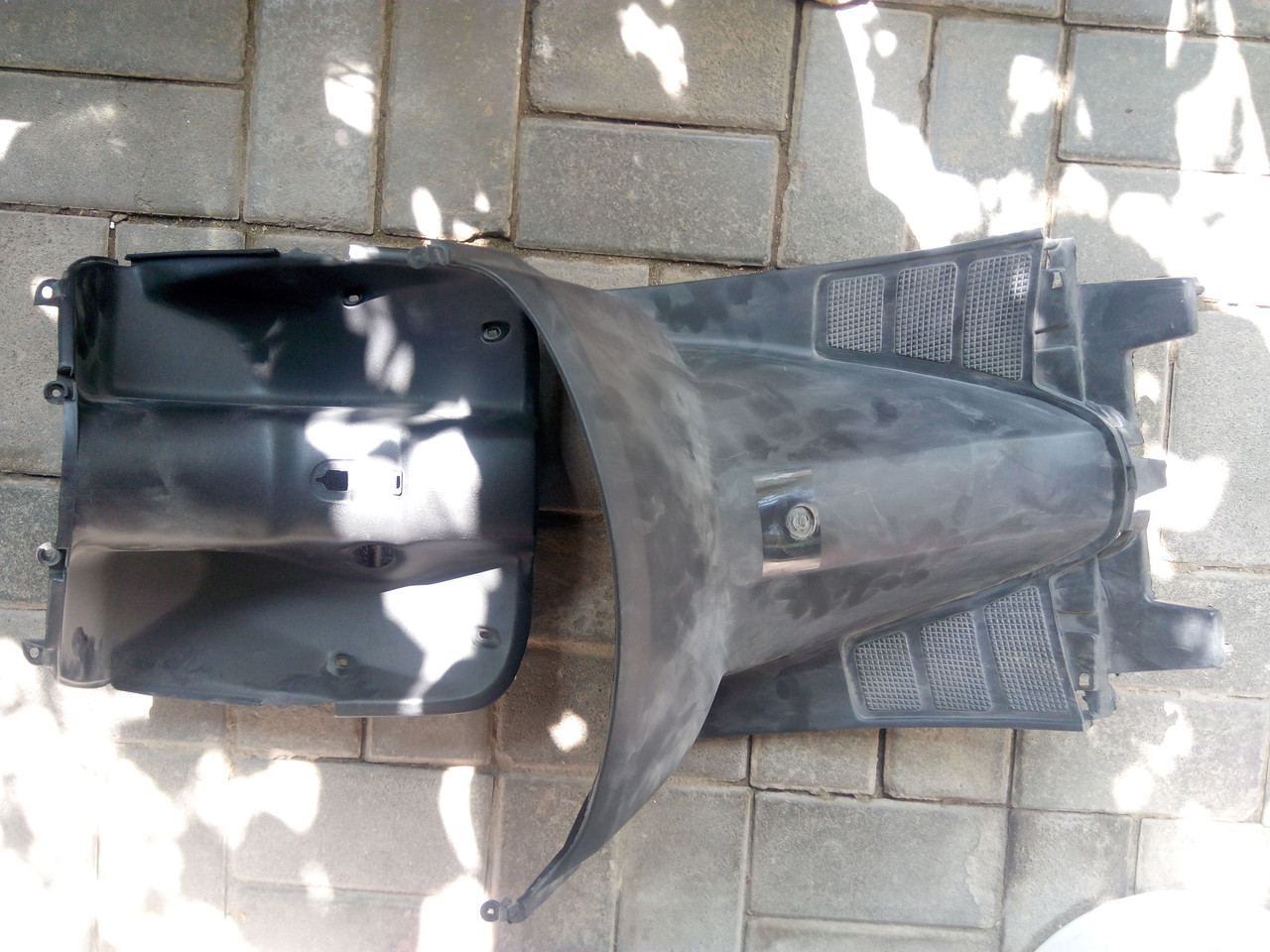  Пластик — передній надколінний "підгазник" (внутрішній обтіч) для скутера Honda Dio AF 27,28