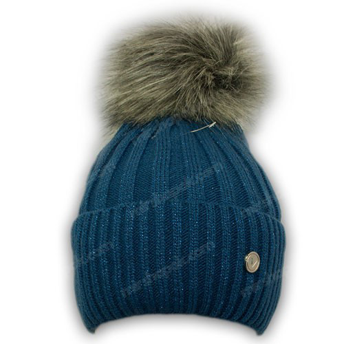 Вязанная шапка с бусинками