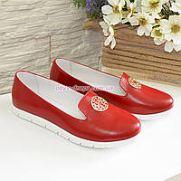 Женские кожаные туфли-мокасины на утолщенной белой подошве. Цвет красный