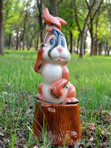 Заєць Гвинт на пні 45 см - садовий декор, кераміка