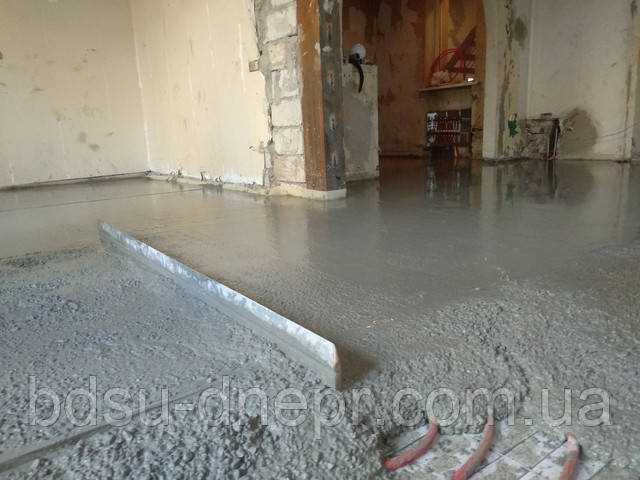 Фото процесу робіт по стяжці підлоги
