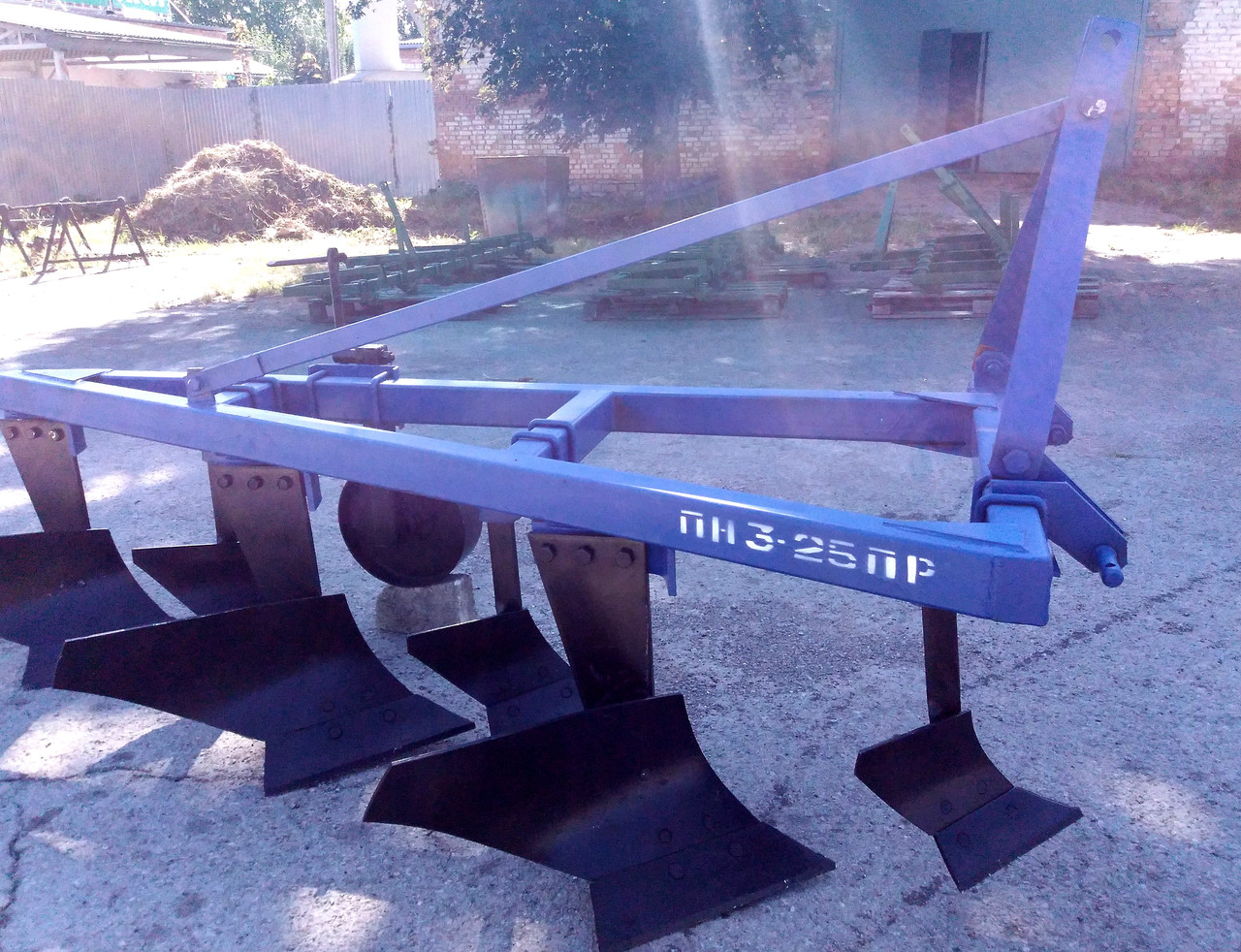 Купить Плуг навесной 3-х корпусный с предплужником ПН 3-25 ПР, цена ...