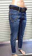 Женские узкие джинсы с отворотом и цепочкой