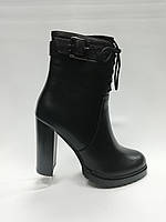 Шкіряні чорні черевички на підборах. Ботильйони. Маленькі розміри (33, 35).