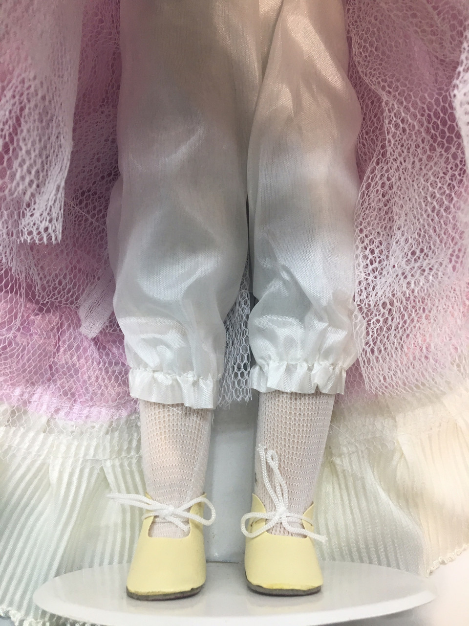 Фарфоровая кукла коллекционная, сувенирная Porcelain doll "Elizabeth" 50см (1303-05) - фото 7 - id-p765670371