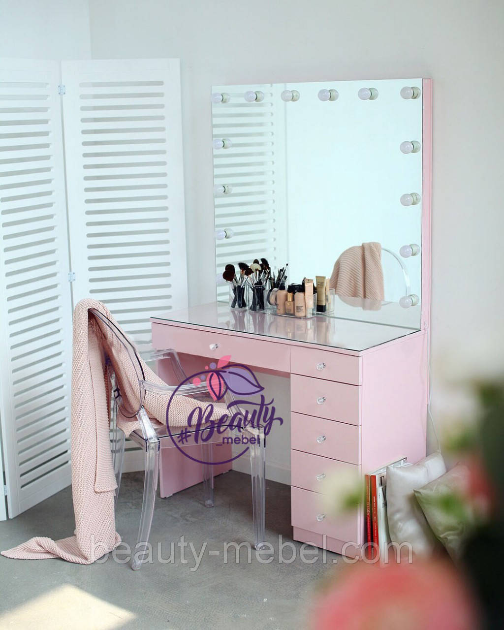 Рожевий гримерный столик з дзеркалом без рамки, велике дзеркало з підсвічуванням