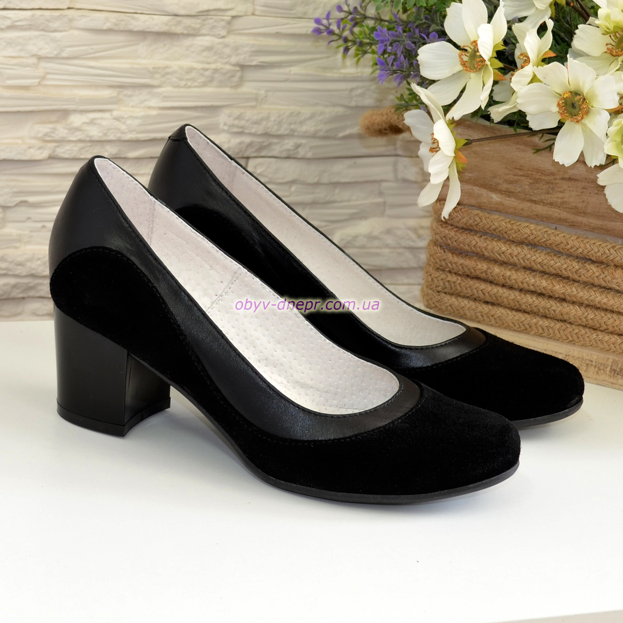 Жіночі класичні туфлі на невисокому стійкому каблуці, натуральні замша та шкіра