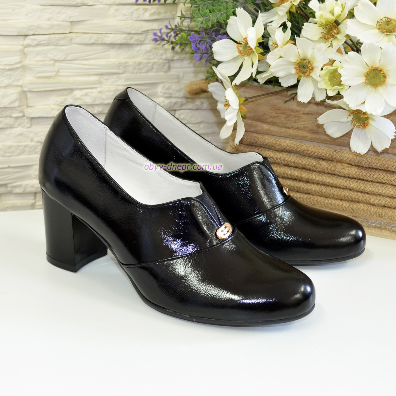 Жіночі класичні лакові туфлі на підборах, декоровані фурнітурою, фото 1