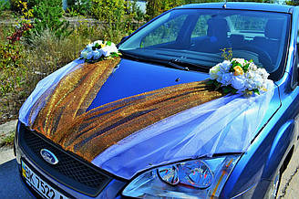 Прикраса машини на весілля у золотому кольорі.
