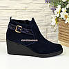 Черевики жіночі замшеві на танкетці, колір синій, фото 2
