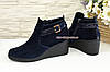Черевики жіночі замшеві на танкетці, колір синій, фото 4