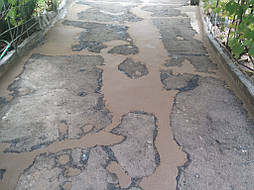 Для заделывания больших трещин использовали специально приготовленную шпатлевочную смесь.