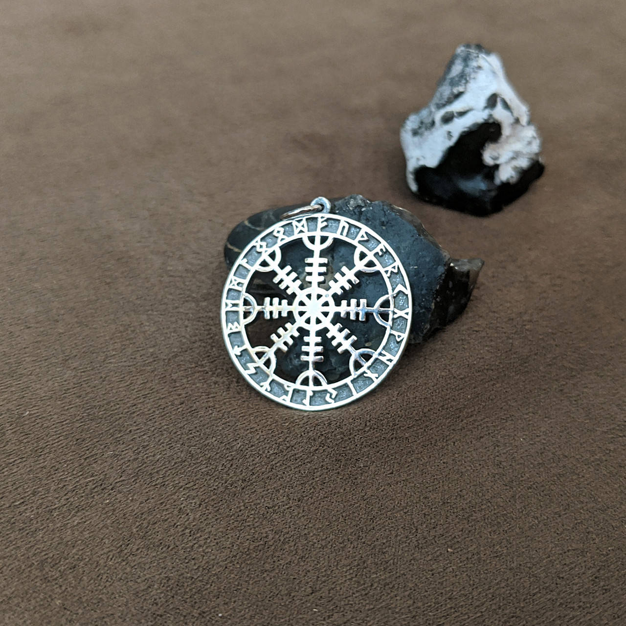 

Серебряный оберег скандинавский "Шлем Ужаса" с рунами Ручная робота