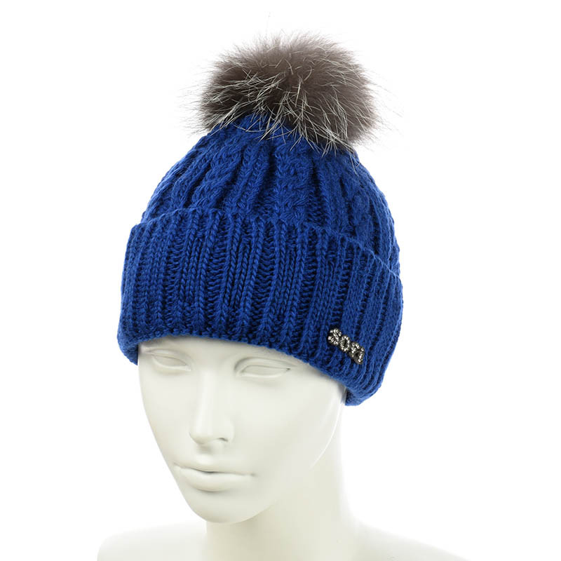 Шапка с енотовым помпоном "Софи"