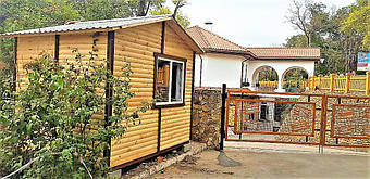 В отличие от металлического поста охраны, деревянный домик для охранника лучше и намного комфортнее благодаря высокой теплоизоляции, свойственной древесине. 
Подробнее: https://lestorg.org.ua/p769729223-post-ohrany-derevyannyj.html