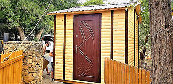 Деревянный домик для охранника вскрыт безопасным лаком-антисептиком на водной основе, чего не скажешь о красках, предназначенных для окраски металлических поверхностей. Подробнее: https://lestorg.org.ua/p769729223-post-ohrany-derevyannyj.html