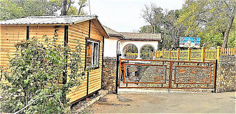 Деревянный дом не ржавеет, при хорошей покраске он простоит не один год без дополнительной обработки. Подробнее: https://lestorg.org.ua/p769729223-post-ohrany-derevyannyj.html