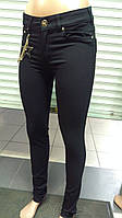 Женские черные узкие брюки с цепочкой
