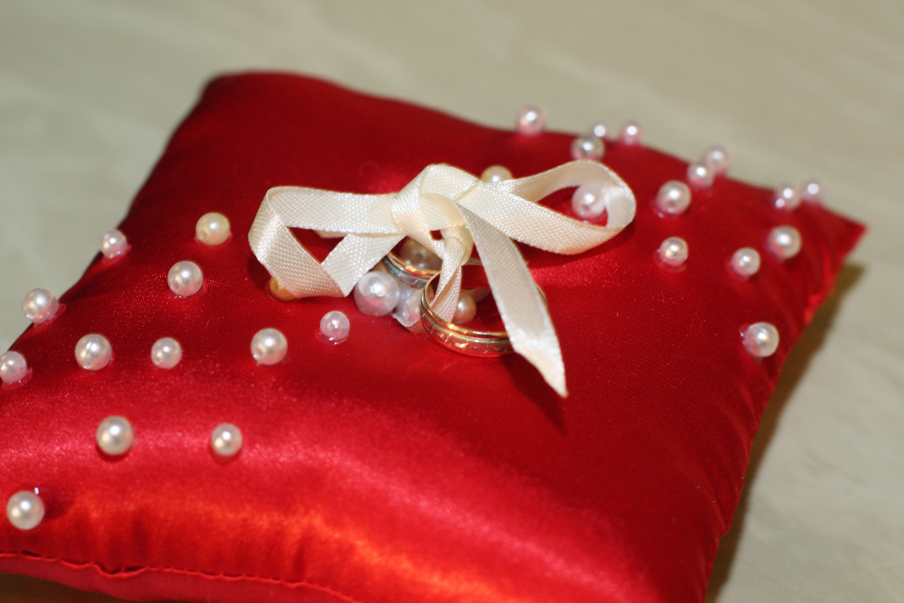 Червона весільна подушка «Ажур»